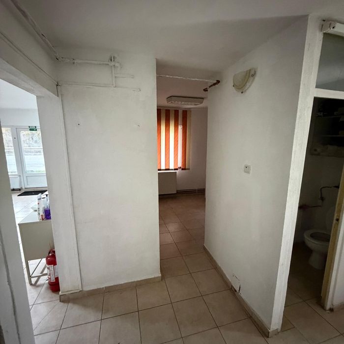 Vând apartament compus din 2 spații comerciale.
