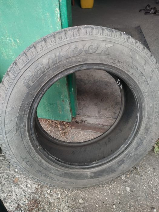 Продам зимние почти шиповник резину
