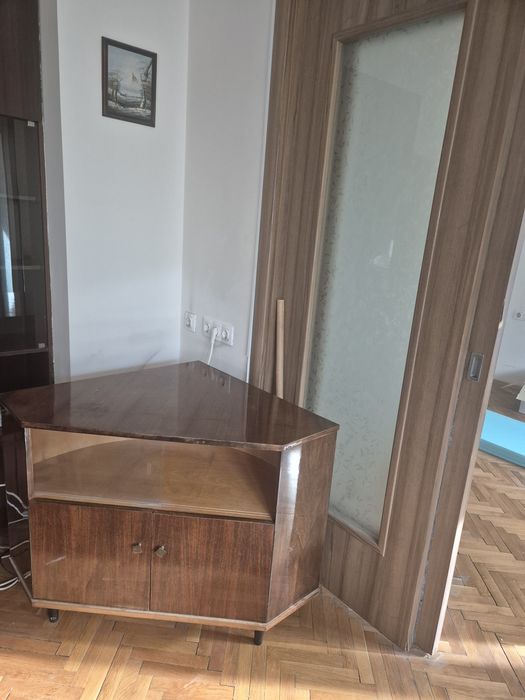 Подарявам гардероб, библиотека и ъглово барче