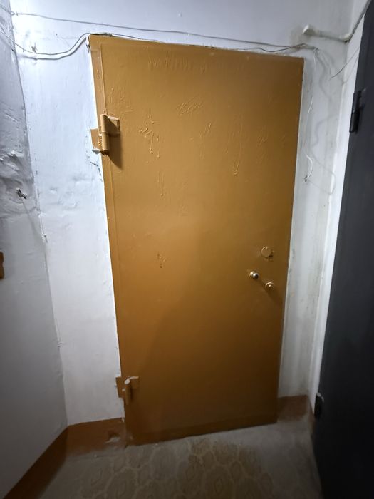 Продам входную железную дверь