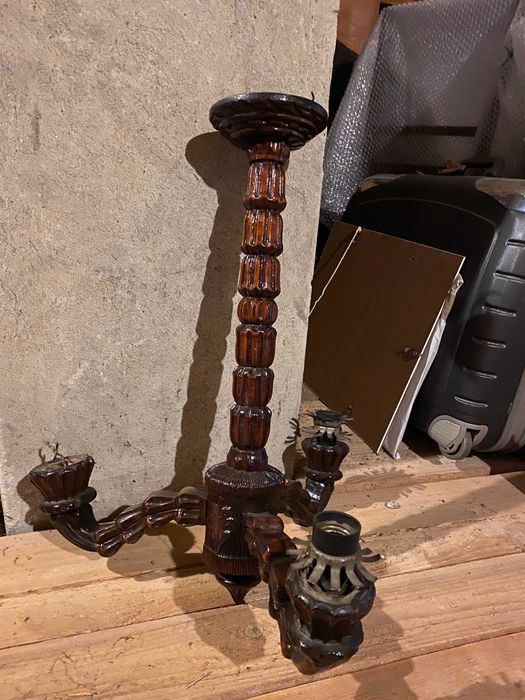 Oglinda, lampadar, lustra, toate sculptate manual.