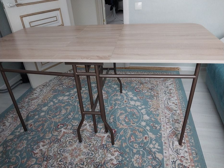 Обеденный стол для гостиной