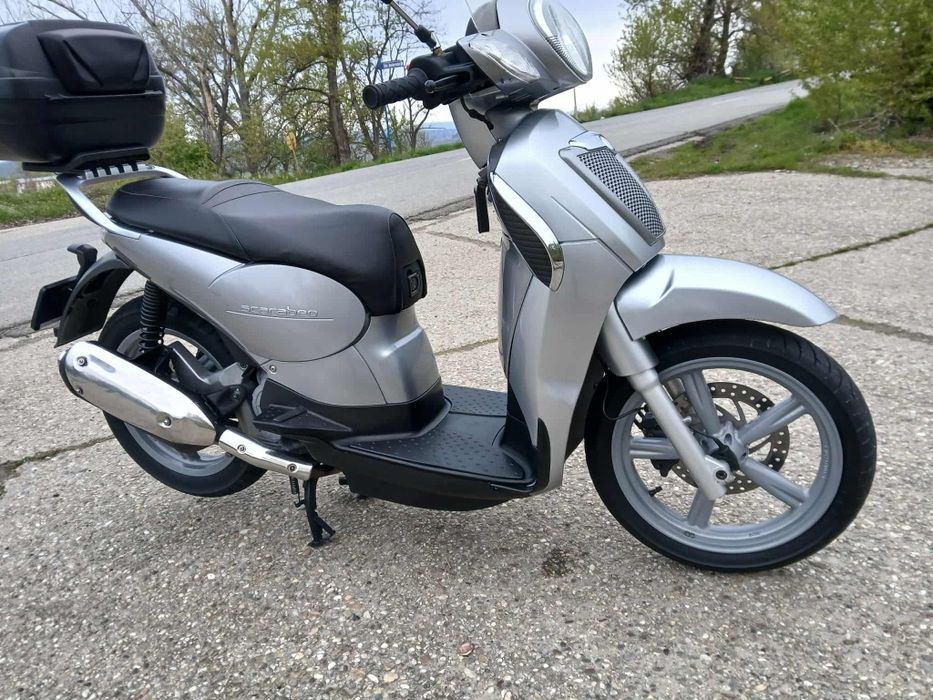 Vând scuter scarabeo 200