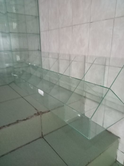 Срочно продам стеклянные стеллажи