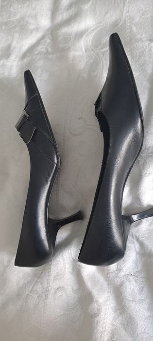 Pantofi negri, mărimea 41, din piele naturală, cu toc și vârf ascuțit