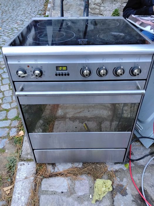 Електрическа печка с керамични котлони SMEG стандартни размери