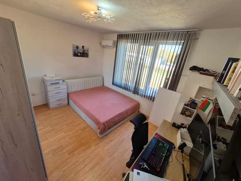 Многостаен етаж от къща, 160кв, полу-обзаведен, двор и паркомясто