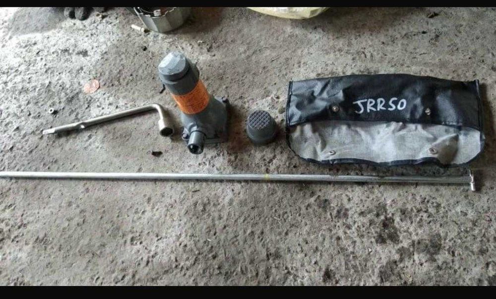 Домкрат Nissan Terrano R50