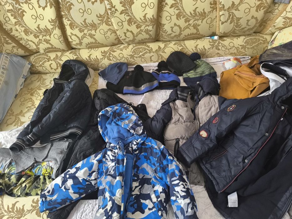 Куртки и шапки в одни руки всё зима осень от 3до 5 лет