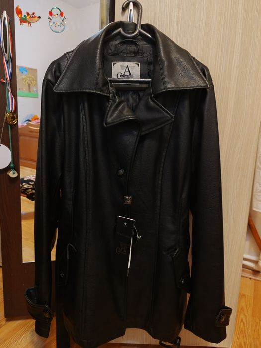 Haină de damă din piele.