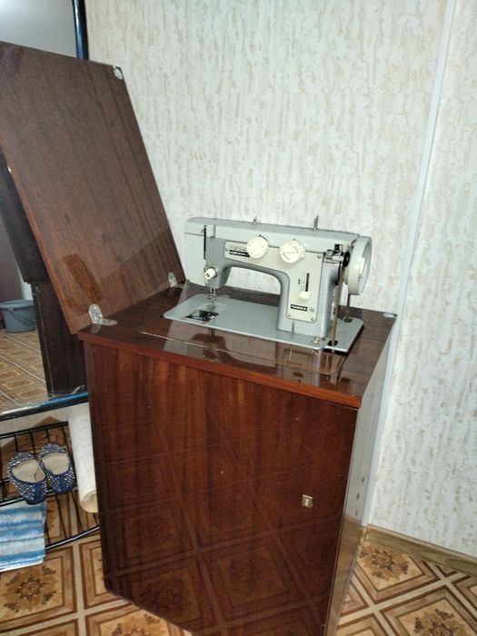 Швейная машина тумба
