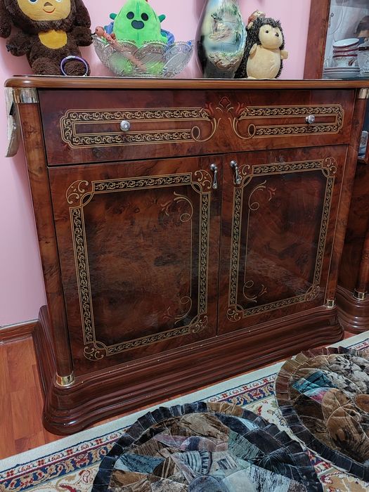 Буфет и шкаф-витрина для посуды