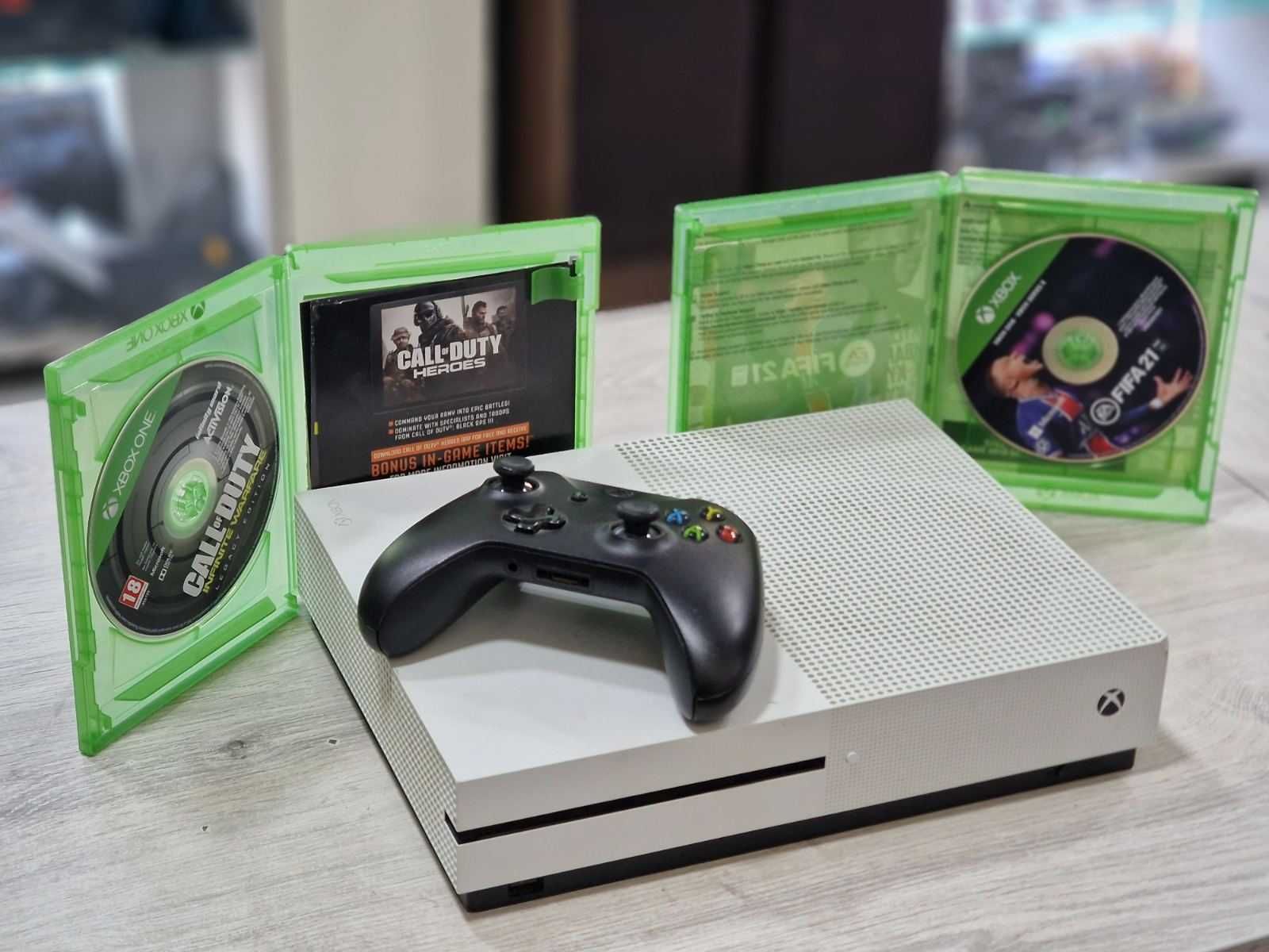 Microsoft Xbox One S 1TB + 2 игри подарък