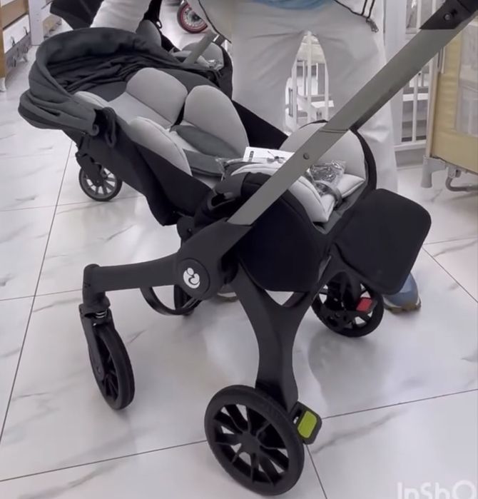 Коляска фирменная  плюс автокресло