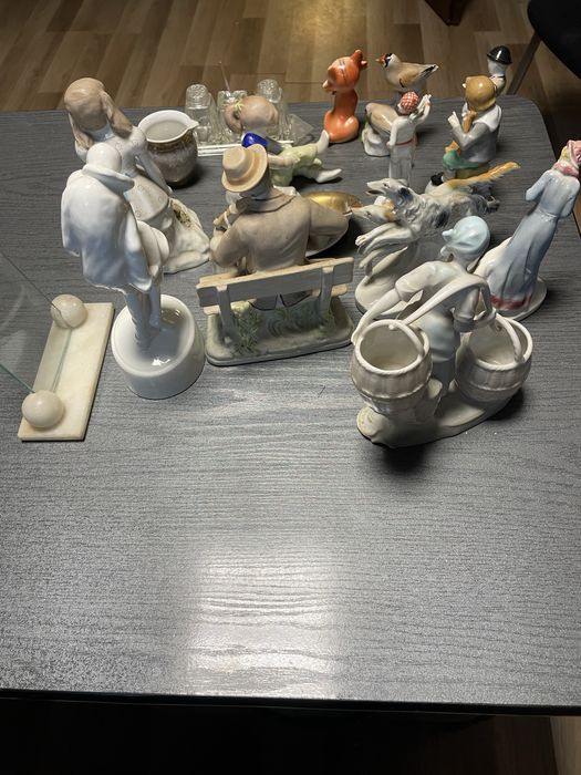 Vand diferite bibelouri din portelan