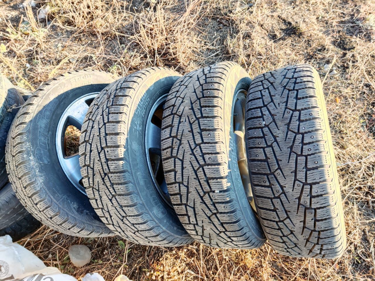 Зимние шипованные шине, шина  на дисками  Subaru215/60 R16-95T