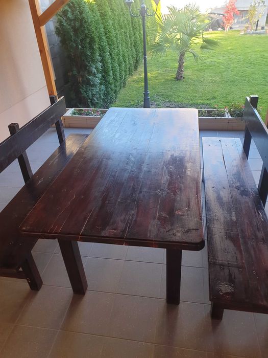 Дървена маса с две пейки