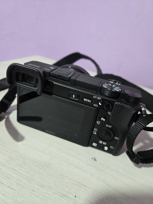 Фотоапарати Canon 77d и Sony A6400