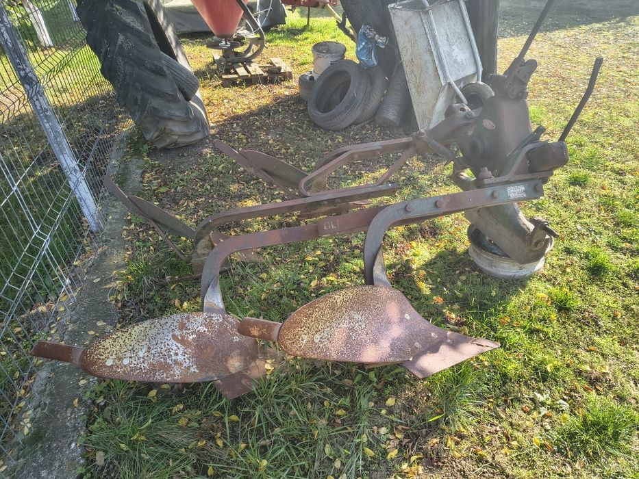 Plug reversibil cu doua brazde