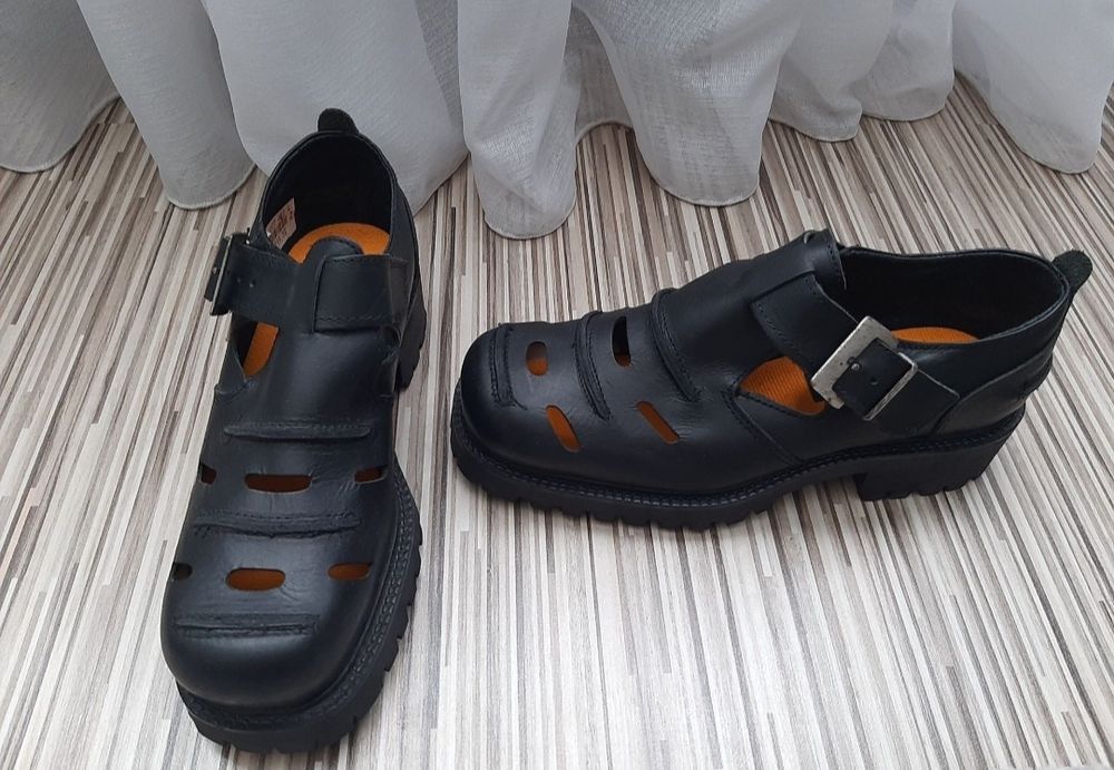 Pantofi noi piele cu bombeu metalic marime 43.