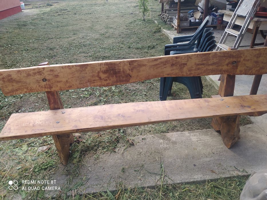 Vând masa +2  bănci  din lemn masiv pentru 8 persoane stil rustic