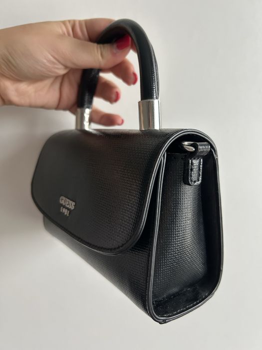 Малка черна дамска чанта Guess