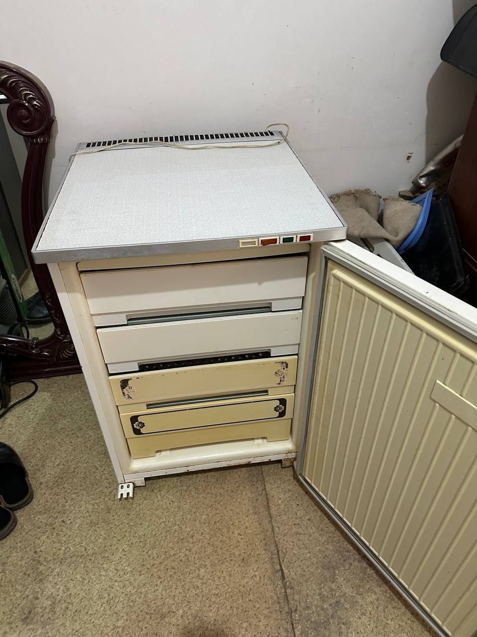 Срочно продаётся мороженое фрейзе аппарат 380 w, морозильник.
