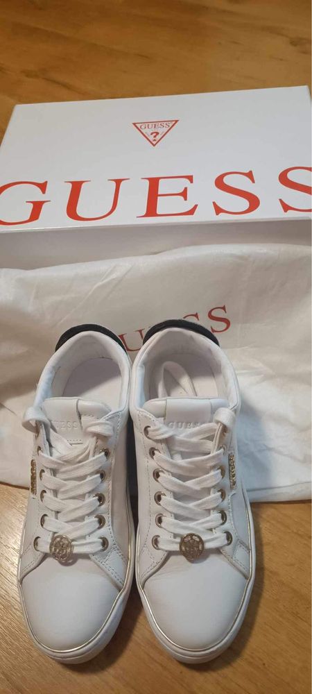 Сникърси Guess