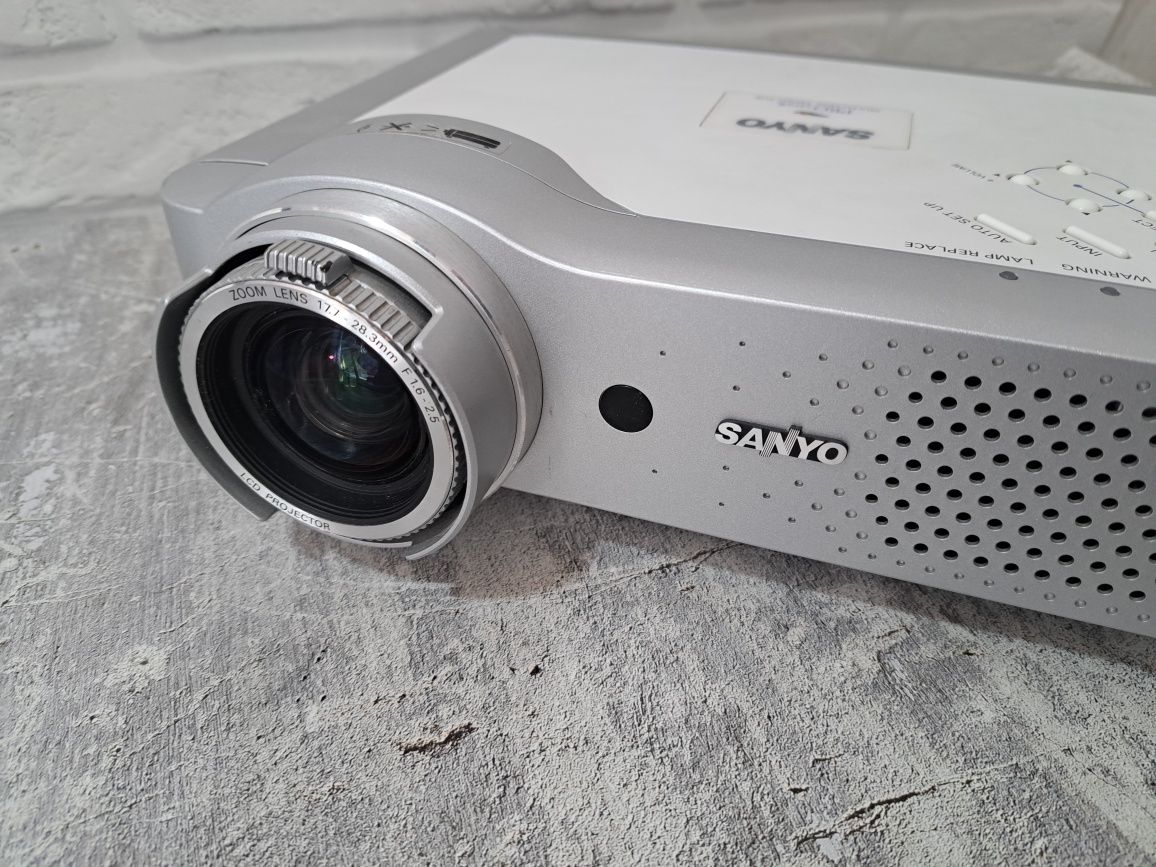 Продам проектор SANYO PLC-XU84  (идеал)