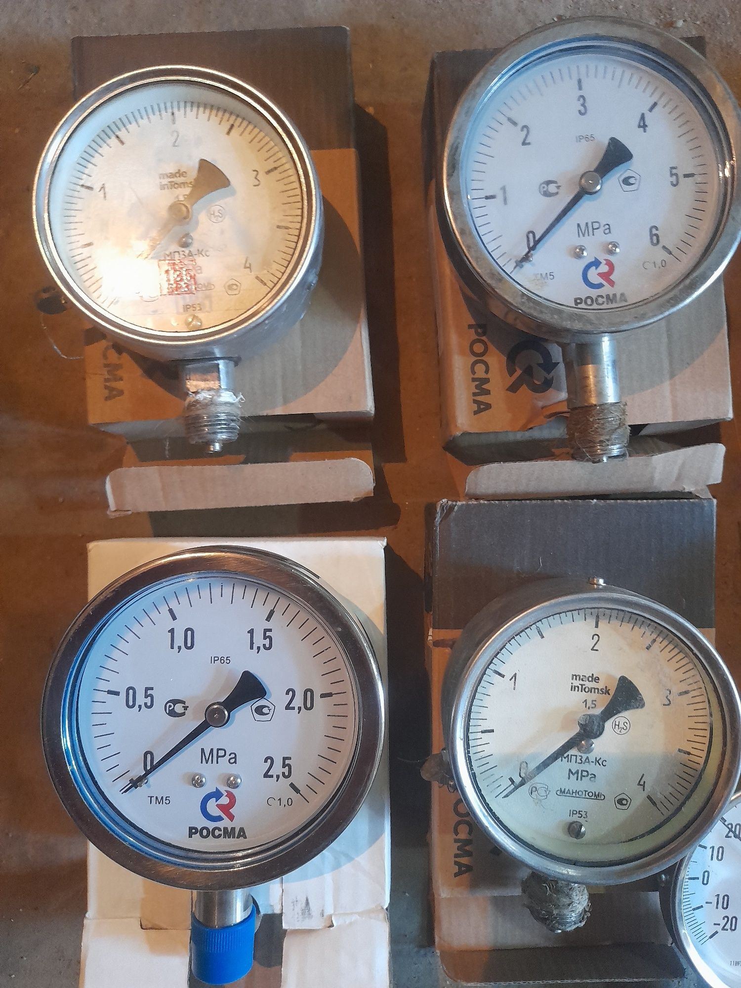 Продам манометры от 2,5 МПа до 6мпа. Резьба м 20 на 1,5.