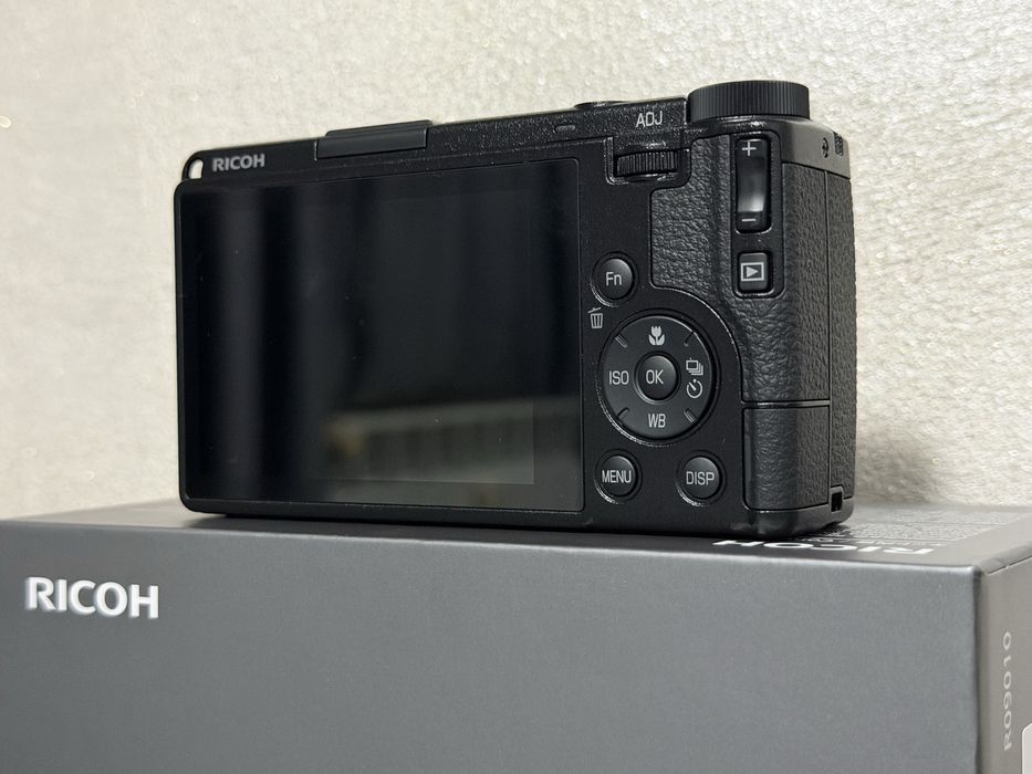 Ricoh GR IV camera foto digitala compacta 25.7MP