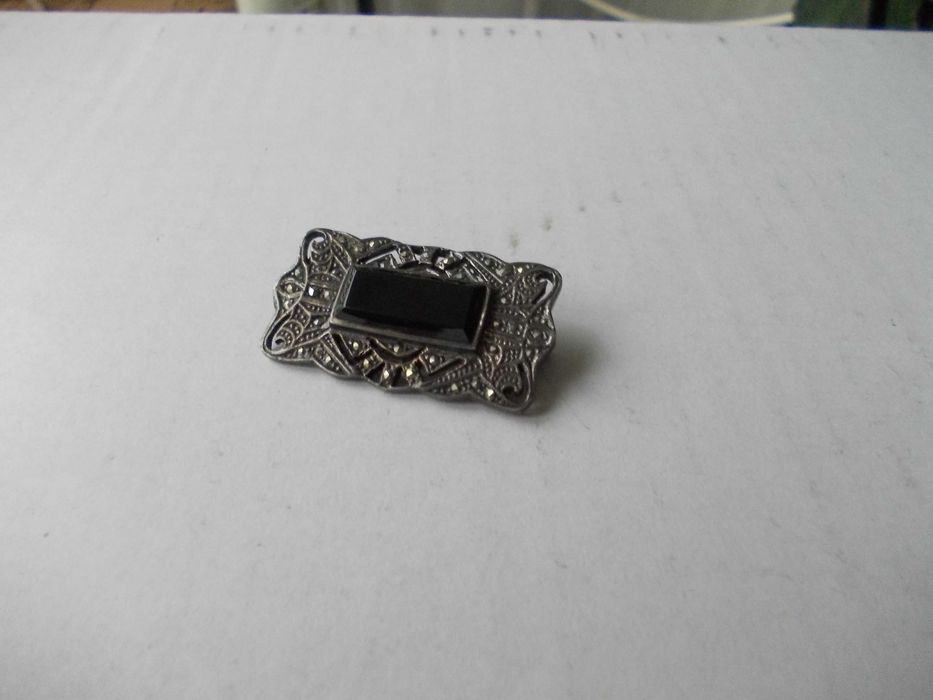 Brosa veche din argint cu onyx si markasite 1