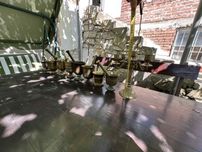 Бронзови хаванчета и един свещеник