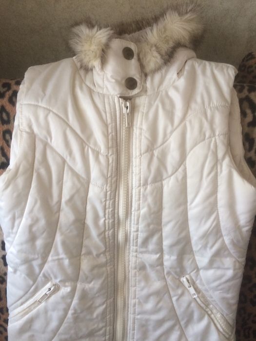 Жилет для девочки в отличном состоянии!