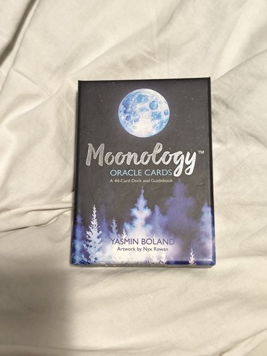 Moonology оракулски карти със книжка