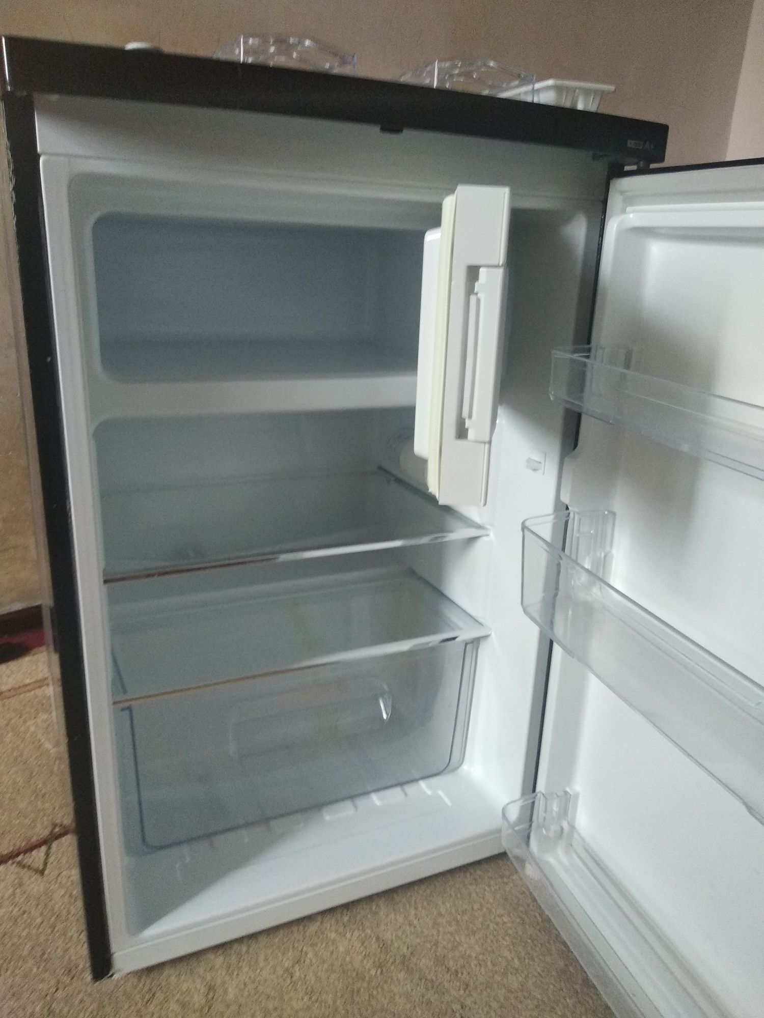 Срочно Холодильник Artel