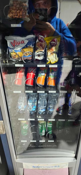 Automat de sucuri cu cititor de bacnote