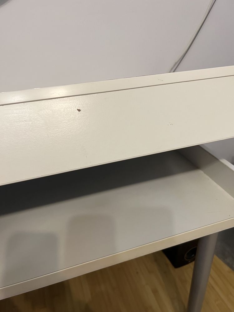 Birou IKEA alb cu compartiment captusit si cu picioare reglabile