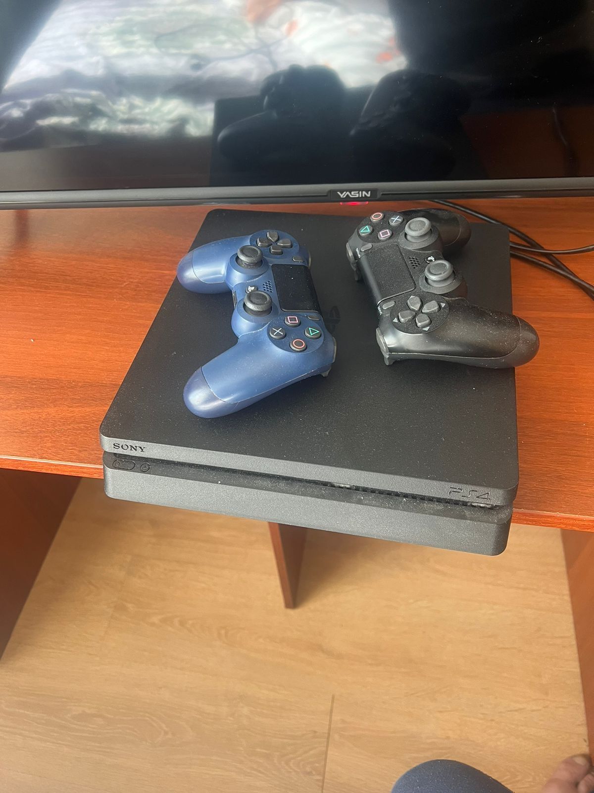 Продам PS4 в хорошем состоянии