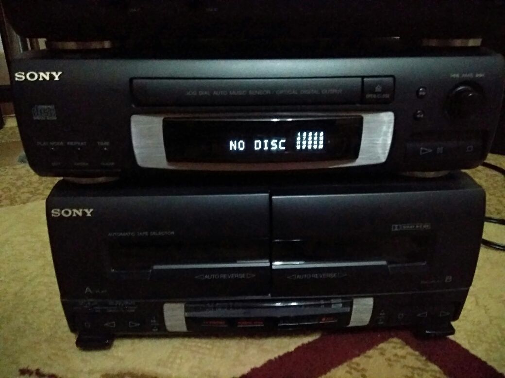Продаются CD проигрыватель и 2 кассетная дека из Hi-Fi системы Sony