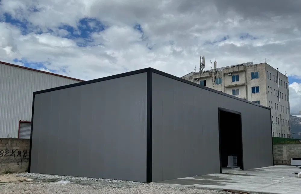 Executa hala metalic 10x40 cu panou sandwich accept variante auto