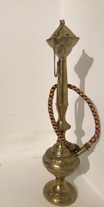Narghilea decorativa aurie din metal