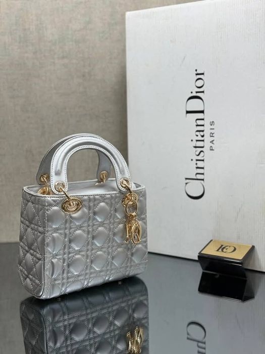 Genti dama, diverse nuanțe,dimensiune medie, accesorii metalice,sacule