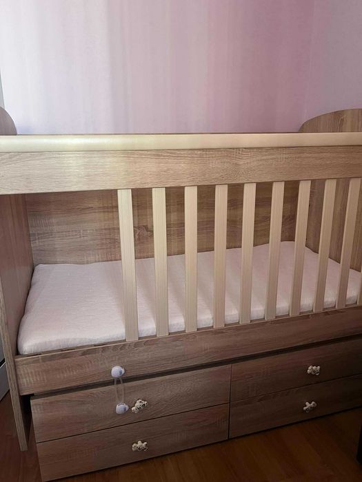 Детска кошара с люлеещ механизъм и матрак