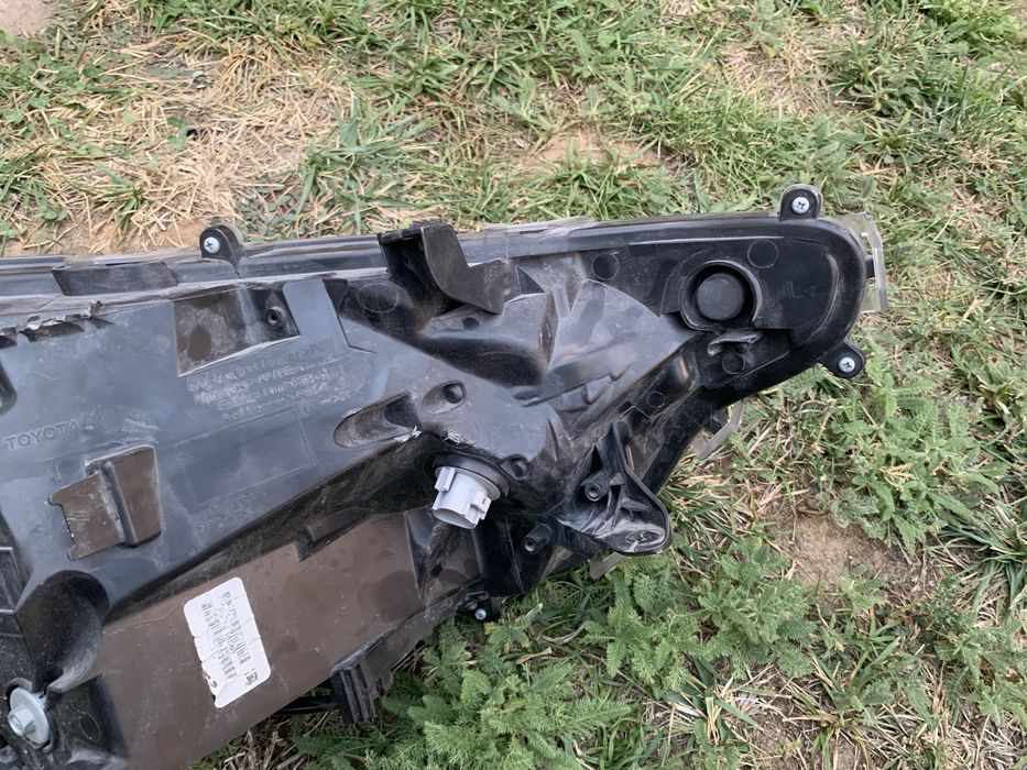 Продавам LED фар за Toyota Rav 4 2020