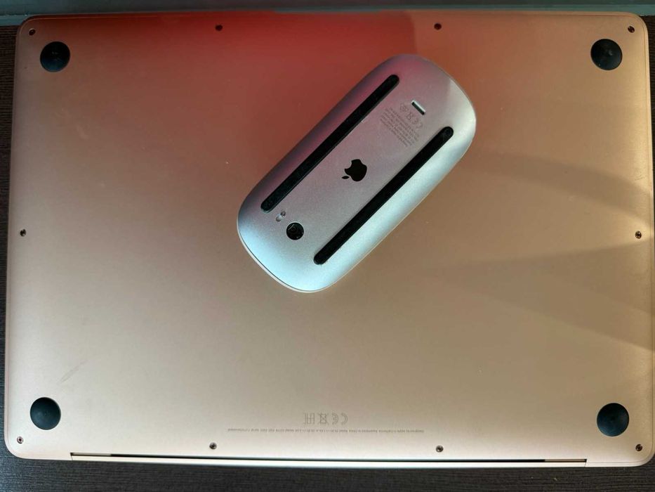 MacBook Air 13” (2020, A2179) – ново състояние + зарядно + Magic Mouse
