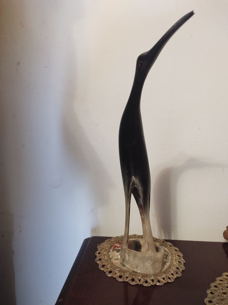 Pasare sculptata în corn de bivol de apă handmade h 31 cm
