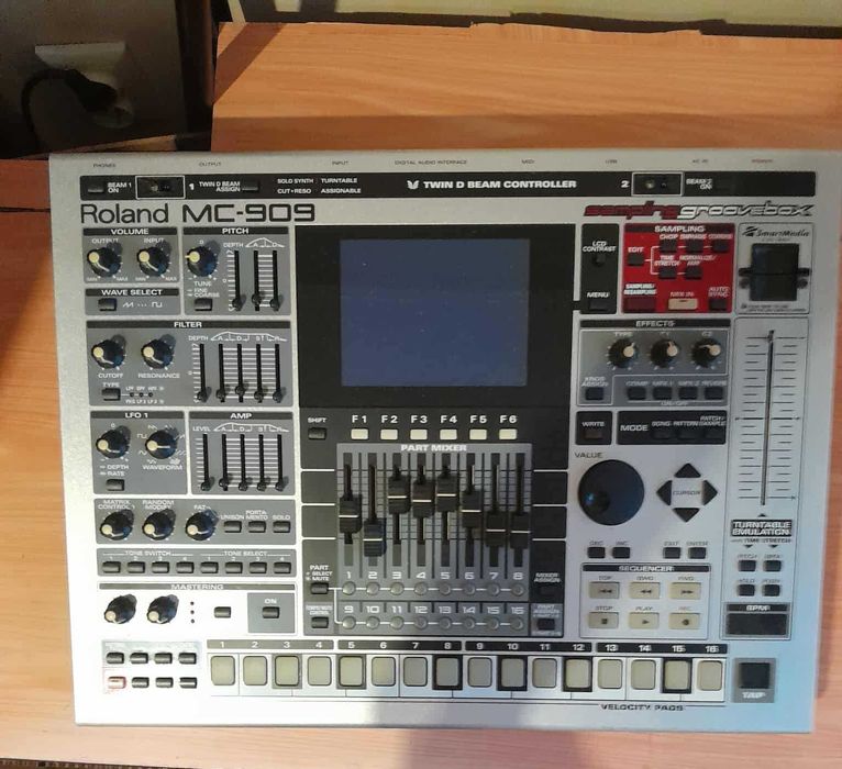 Roland MC-909 Sampling Groovebox