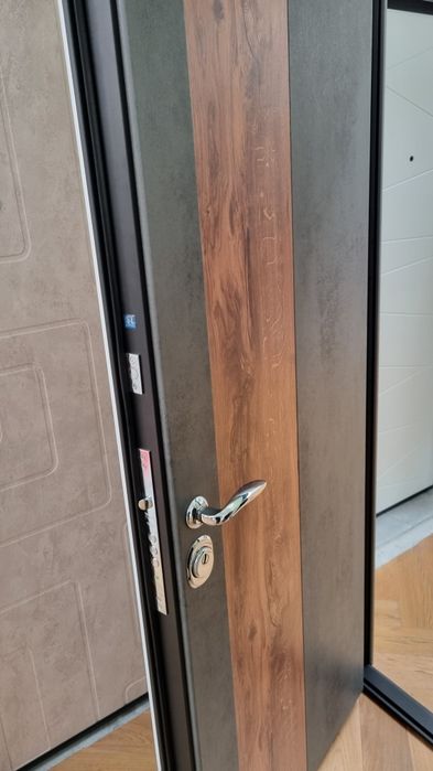 Ușă de intrare pentru Apartament