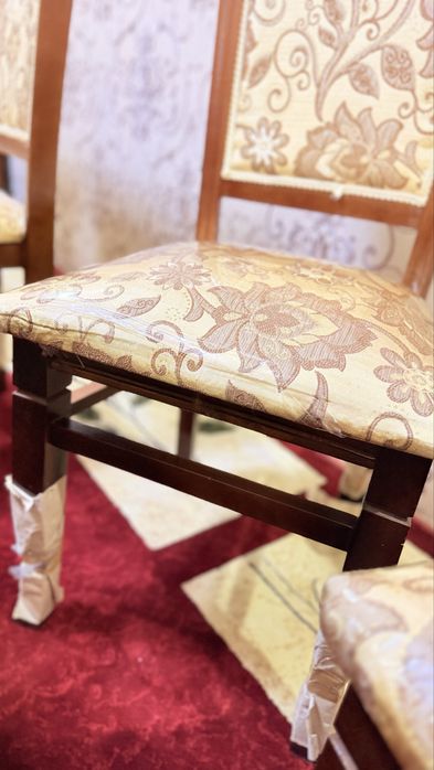 Ishlatilgan stol va 12stul, holati ideal.